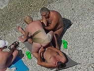 Туристы помогают мужу отодрать его зрелую жену на пляже, снимаемом вуайеристом